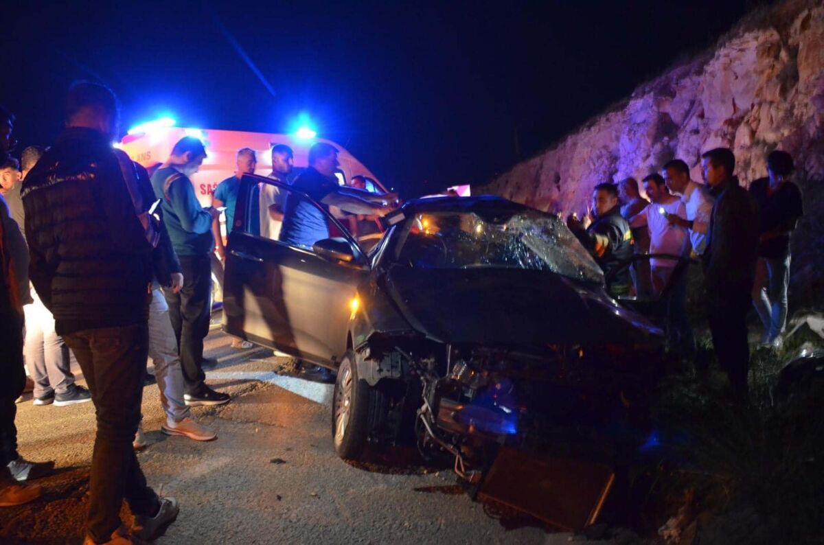 Aydın’ın Didim ilçesinde, yolcu otobüsü kavşaktan ana yola çıkan otomobile