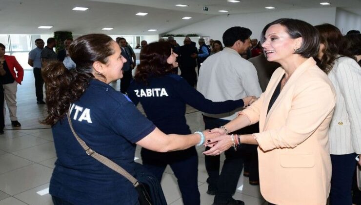 Başkan Kınay, Karabağlar Belediyesi çalışanlarıyla bayramlaştı: “Sizlerle güzel bir yol yürüyeceğiz”