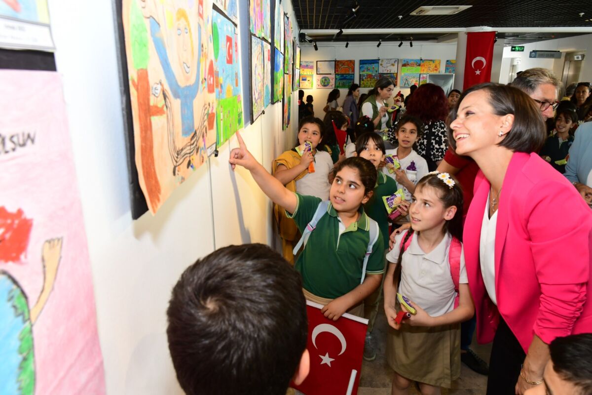 Başkan Kınay çocuklara resim yarışması ödüllerini verdi: Yazmaktan ve çizmekten asla vazgeçmeyin