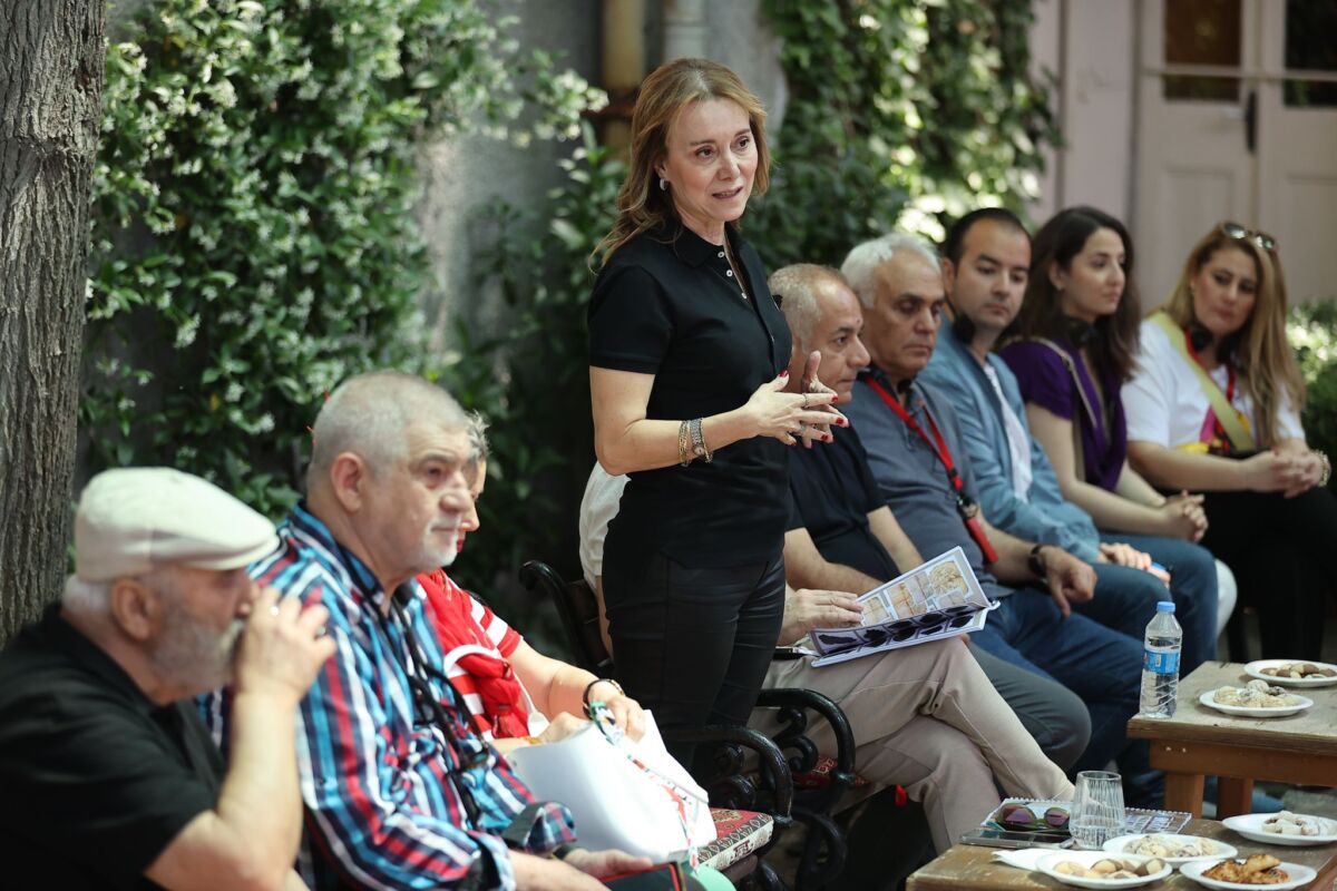 Konak Belediye Başkanı Nilüfer Çınarlı Mutlu, kent gözlemcisi yazar Orhan