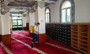 Bayraklı Belediyesi Temizlik İşleri Müdürlüğü ekipleri, Ramazan Bayramı öncesi camileri temizleyip, dezenfekte ederek, kullanıma hazırladı.