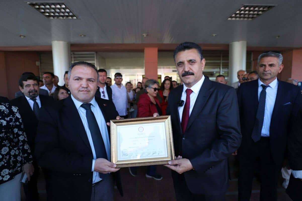 CHP’den bir dönem daha Dikili Belediye Başkanı seçilen Adil Kırgöz’e,