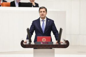 İtalyan donanmasına ait iki devriye gemisi ile iki firkateynin ardından