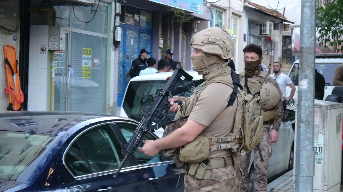 İzmir’in Konak ilçesinde, hakkında kesinleşmiş 14 yıl 6 ay hapis