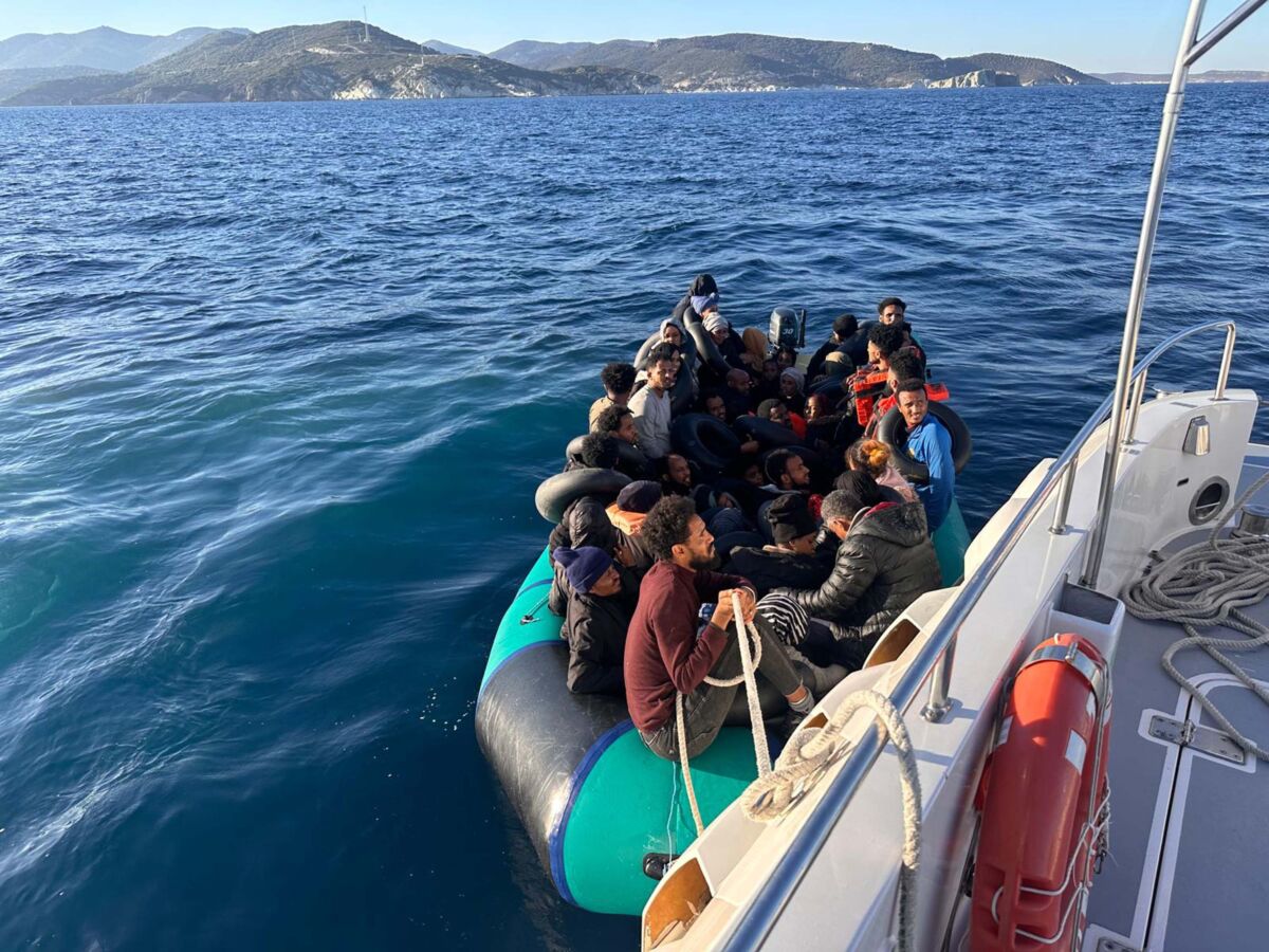 İzmir’in Foça ilçesinde, lastik bot içerisinde 6’sı çocuk 57 kaçak