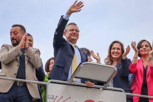 CHP Genel Başkanı Özgür Özel, İzmir’de partililer ve halkla bir