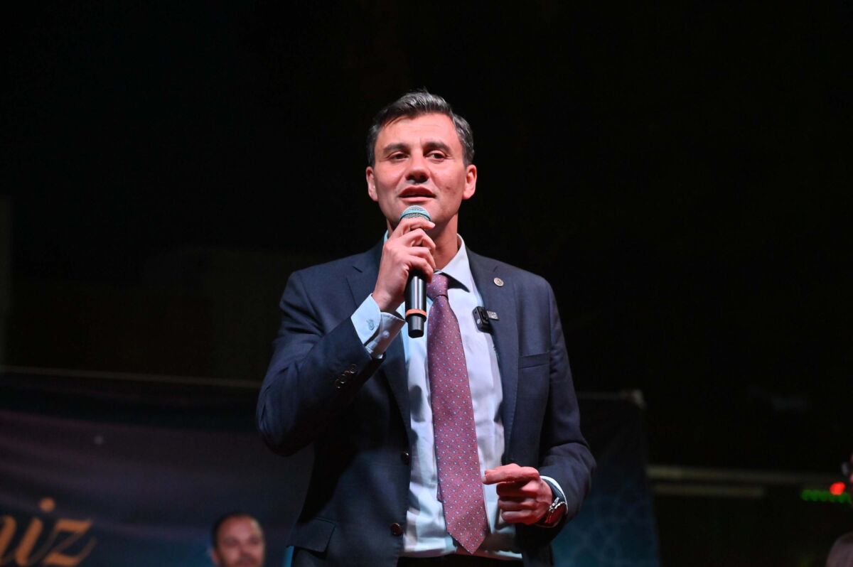 Manisa Büyükşehir Belediyesi, Kadir Gecesi nedeniyle Cumhuriyet Meydanı’nda iftar yemeği