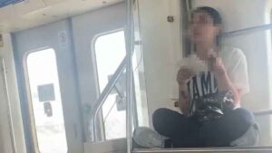 İZMİR Banliyö Sistemi’nde (İZBAN) yolculuk yaparken uyuşturucu madde kullanan A.Ö.
