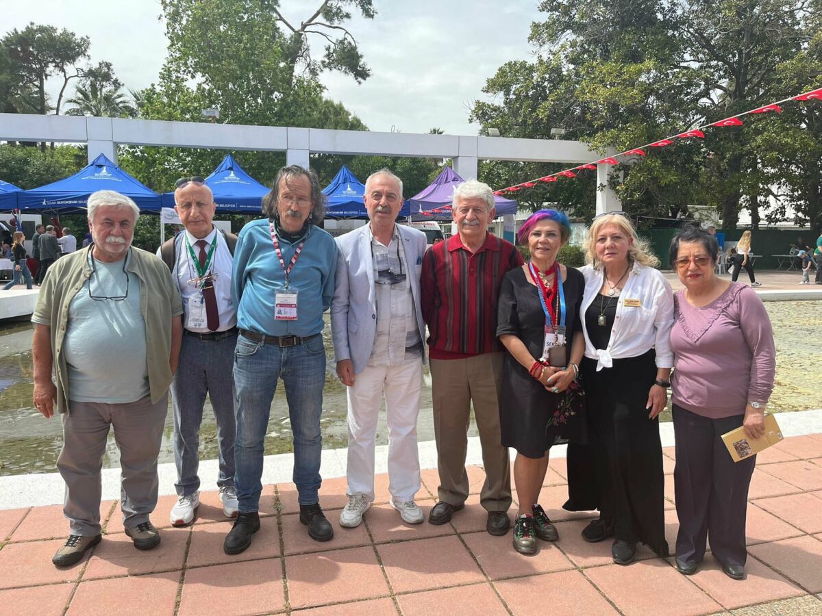 İZKİTAPFEST-İzmir Kitap Fuarında stantları bulunan yazarlar ve sivil toplum kuruluşları,