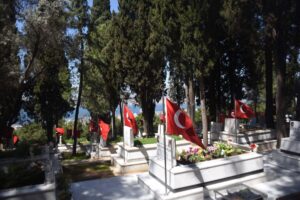 İzmir’de bayramın ilk günü şehit aileleri, sabahın erken saatlerinden itibaren