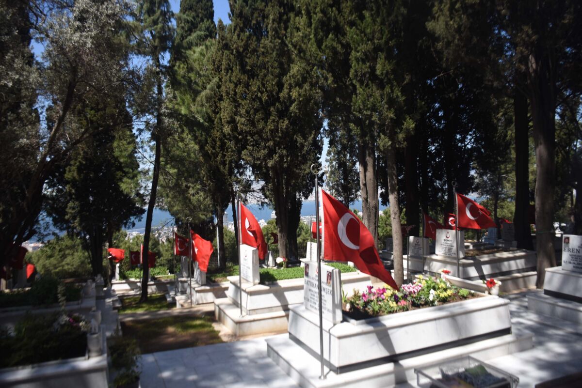 İzmir’de bayramın ilk günü şehit aileleri, sabahın erken saatlerinden itibaren