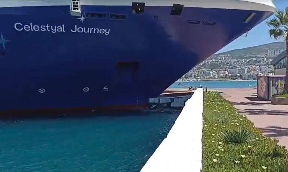 Aydın’ın Kuşadası ilçesinde limana yanaşmaya çalışan Bermuda Adası bayraklı kruvaziyer,
