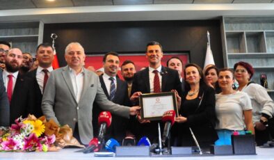 Manisa Büyükşehir Belediye Başkanı CHP’li Zeyrek, mazbatasını aldı