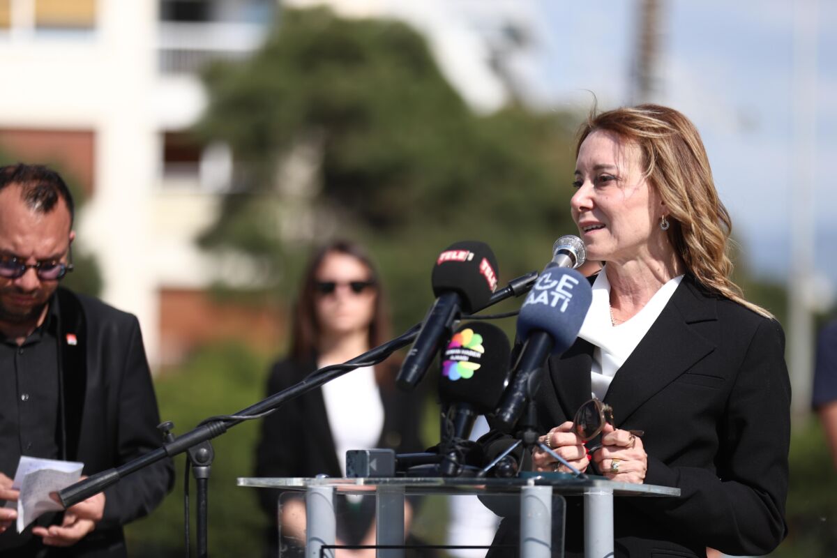 8 Nisan Dünya Romanlar Günü’nde Cumhuriyet Meydanı’ndaki Atatürk Anıtı’na çelenk