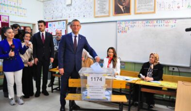 Özgür Özel’in oy kullandığı sandıkta CHP adayı Zeyrek birinci çıktı