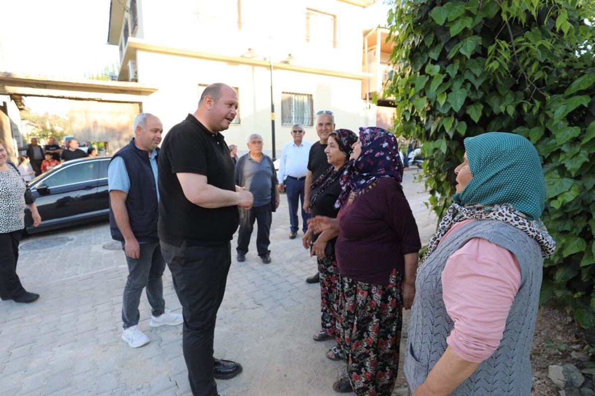 Menderes Belediye Başkanı İlkay Çiçek, Ramazan Bayramı’nda tüm mahalleleri dolaştı