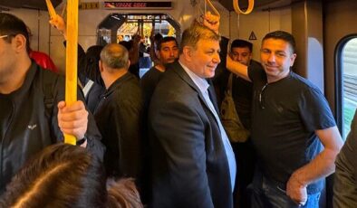 Başkan Cemil Tugay, İzmirlilerin Sorunlarını Dinlemek İçin Metroda
