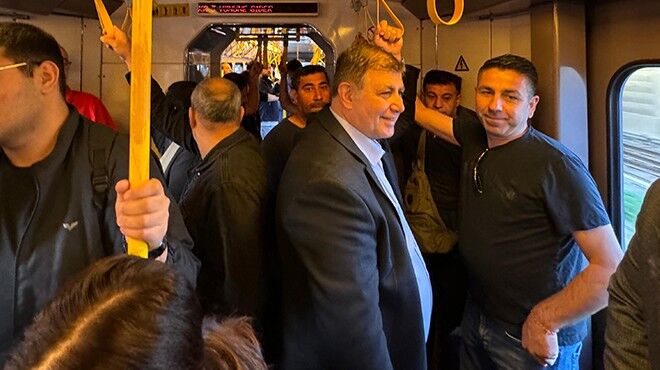 Başkan Cemil Tugay, İzmirlilerin Sorunlarını Dinlemek İçin Metroda