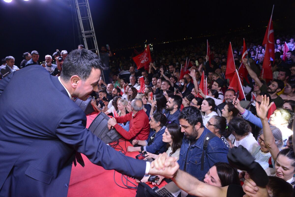 Yerel seçimlerin ardından Bayraklı Belediye Başkanlığı mazbatasını alarak görevine başlayan