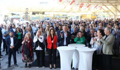 Karşıyaka’da coşkulu bayramlaşma: Başkan Ünsal çalışanları kutladı