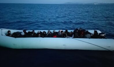 Çeşme açıklarında lastik botla kaçan göçmenler yakalandı