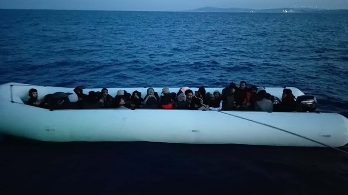 Çeşme açıklarında lastik botla kaçan göçmenler yakalandı