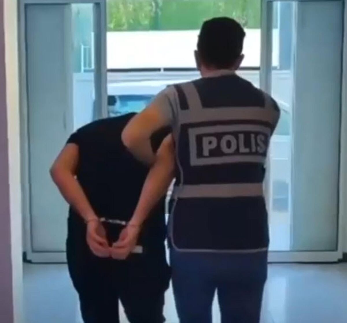 İzmir’in Bornova ilçesinde 32 suçtan kaydı bulunan ve hakkında 44