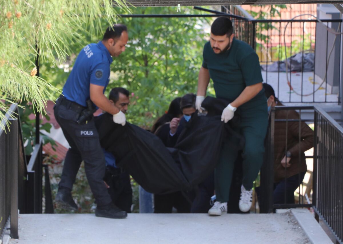 Denizli’nin Pamukkale ilçesinde Erdem Dalga (28), yalnız yaşadığı apart dairesinde ölü