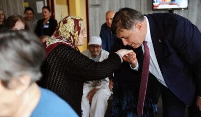 Cemil Tugay örgütten sonra 2. ziyaretini huzurevine yaptı: Yaş almışların elini öptü