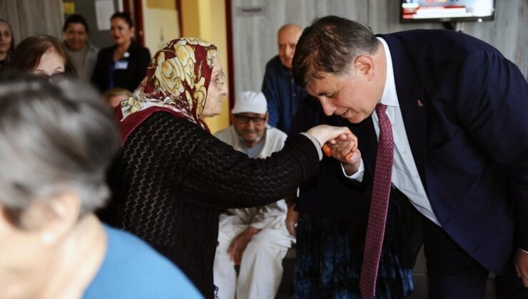 Cemil Tugay örgütten sonra 2. ziyaretini huzurevine yaptı: Yaş almışların elini öptü