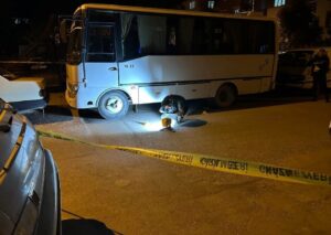 İzmir’in Ödemiş ilçesinde Fuat Kök (45), evine gittiği sırada bir motosikletten tabancayla