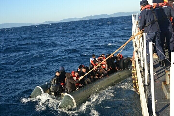 Aydın’ın Kuşadası ilçesi açıklarında, motor arızası nedeniyle sürüklenen lastik bottaki