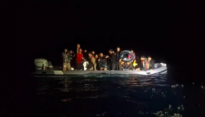 İzmir’in Çeşme ilçesi açıklarında Sahil Güvenlik Komutanlığı ekiplerinin operasyonu sonucunda