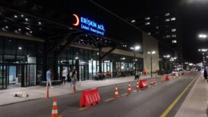 İzmir Bayraklı Şehir Hastanesi’nde doktorların kendisiyle ilgilenmediğini ileri sürüp, taşkınlık