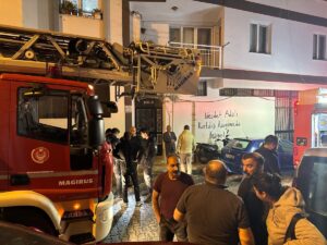 İzmir’de, 4 katlı apartmanın 3’üncü katındaki dairede, elindeki sigaranın halıya