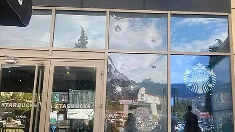 Kahramanmaraş’ta Starbucks’a pompalı tüfekle saldırı! Valilikten açıklama geldi Kahramanmaraş’ta bulunan bir alışveriş merkezinde yer alan Starbucks şubesine pompalı