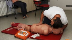 Karşıyaka Belediyesi Sağlık İşleri Müdürlüğü, düzenlediği ilk yardım kurslarıyla temel