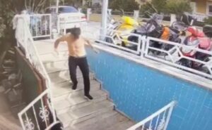 Muğla’nın Marmaris ilçesinde, sokakta kız arkadaşı İlknur Çetin’i (35) bıçaklayarak