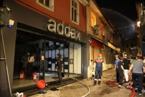İzmir’deki bir hanın tekstil deposunda çıkan yangın büyük bir endişe