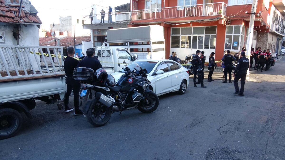 Husumetliler arasındaki kavga can aldı İzmir’de husumetli olduğu E.K. ve oğulları E.E. ile A.E. tarafından