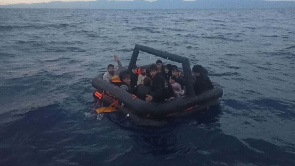 Kuşadası açıklarında düzensiz göçmen dramı: Sahil güvenlik ekipleri kurtardı