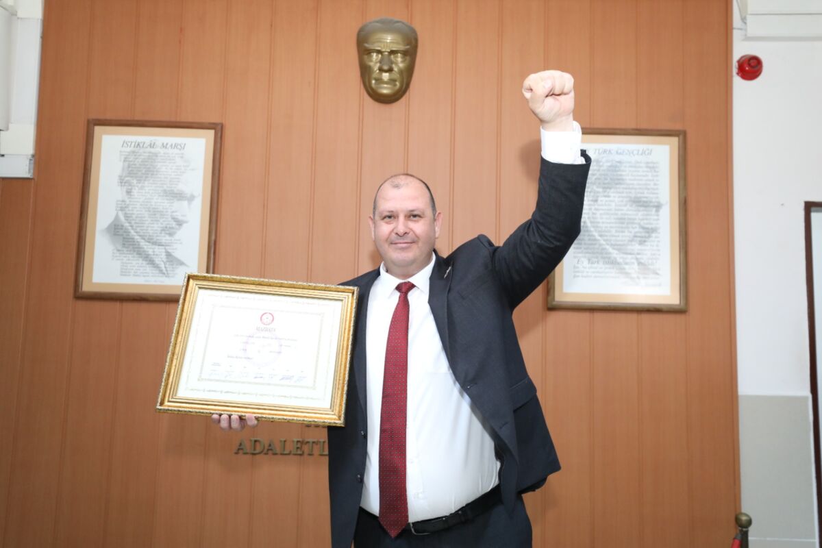 Yerel seçimlerde Menderes Belediye Başkanı seçilen İlkay Çiçek mazbatasını alarak