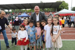 Menderes Belediyesi tarafından düzenlenen 23 Nisan Çocuk Şenliği binlerce çocuğun