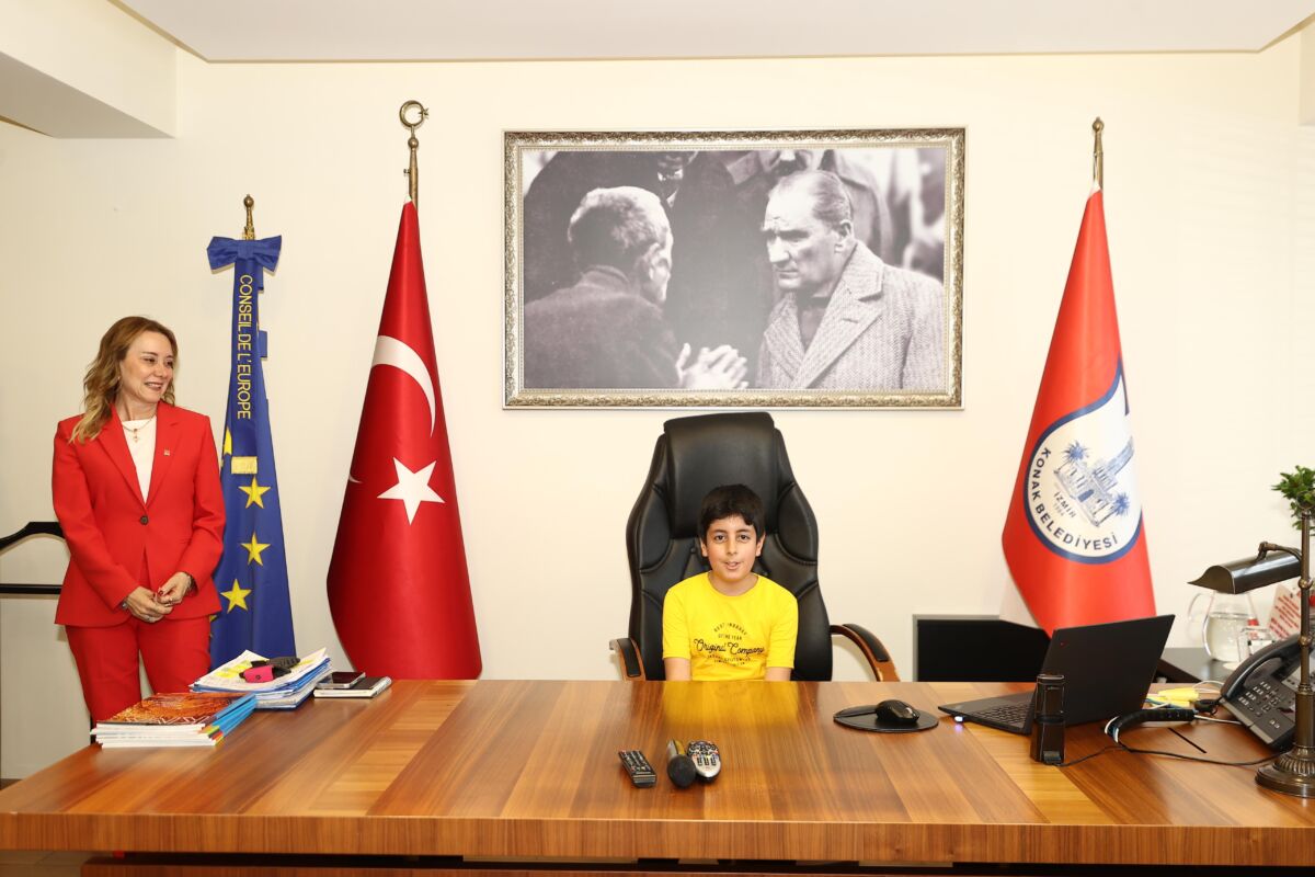 Başkan Mutlu koltuğunu çocuklara verdi; hayallerini dinledi: Macera parkı ve çocuk tiyatrosu sözü verdi 23 Nisan Ulusal Egemenlik ve Çocuk Bayramı’nda başkanlık koltuğunu Konaklı