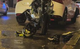 İzmir’de korkunç kaza: Otomobille çarpışan motosikletli ağır yaralandı