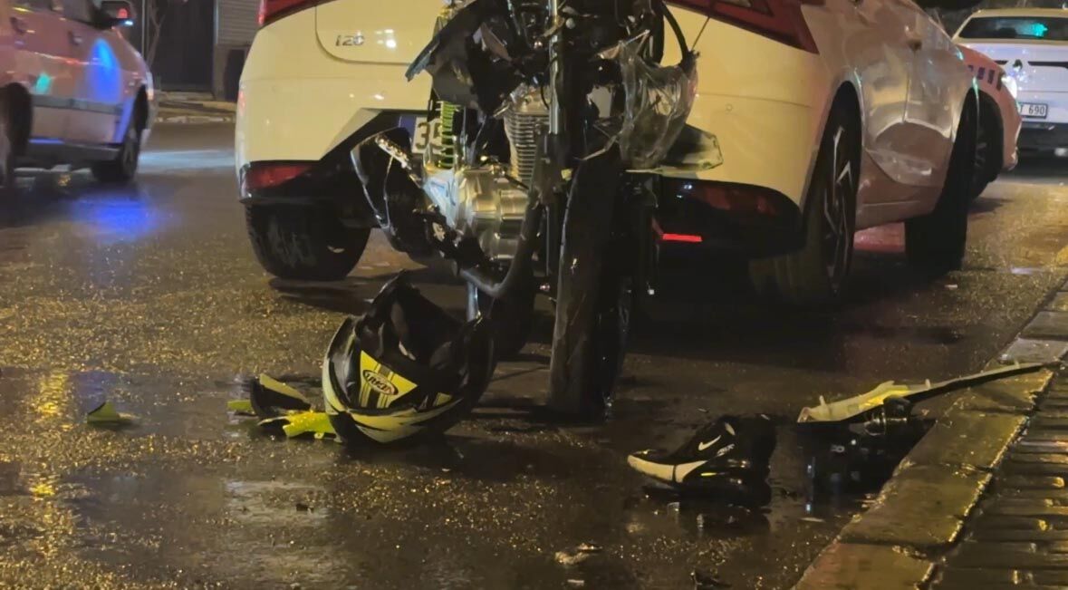 İzmir’de korkunç kaza: Otomobille çarpışan motosikletli ağır yaralandı