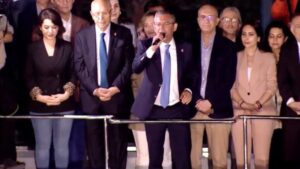 CHP Genel Başkanı Özgür Özel, oy sayımı sürerken parti genel