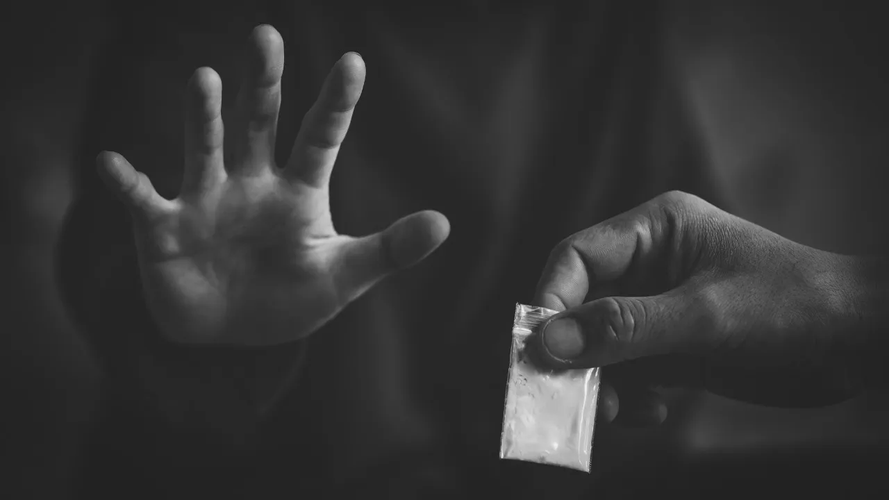 İzmir’de, polis ekiplerinin takibe aldığı uyuşturucu ticaretinde 2 şüpheli suçüstü