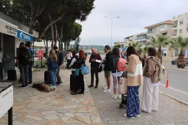 İzmir’de bayramda Yunan adalarına yoğun ilgi: Kapıda vizede yoğunluğu