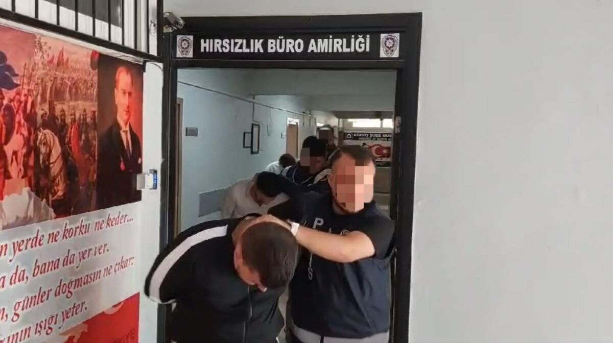 İzmir’in Bayraklı, Buca ve Bornova ilçelerinde, motosikletle yaklaşıp 3 kişinin